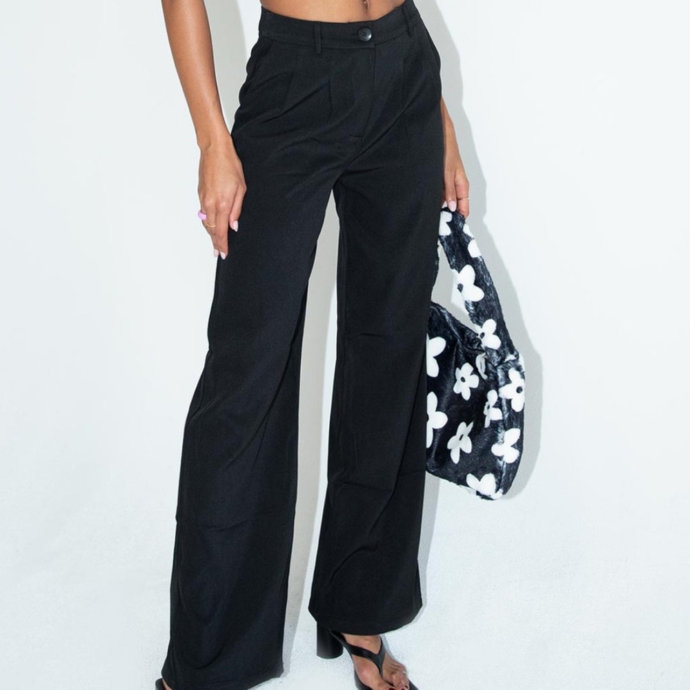 Black pleated pant 
Silky smooth lightweight material 
Pocketed